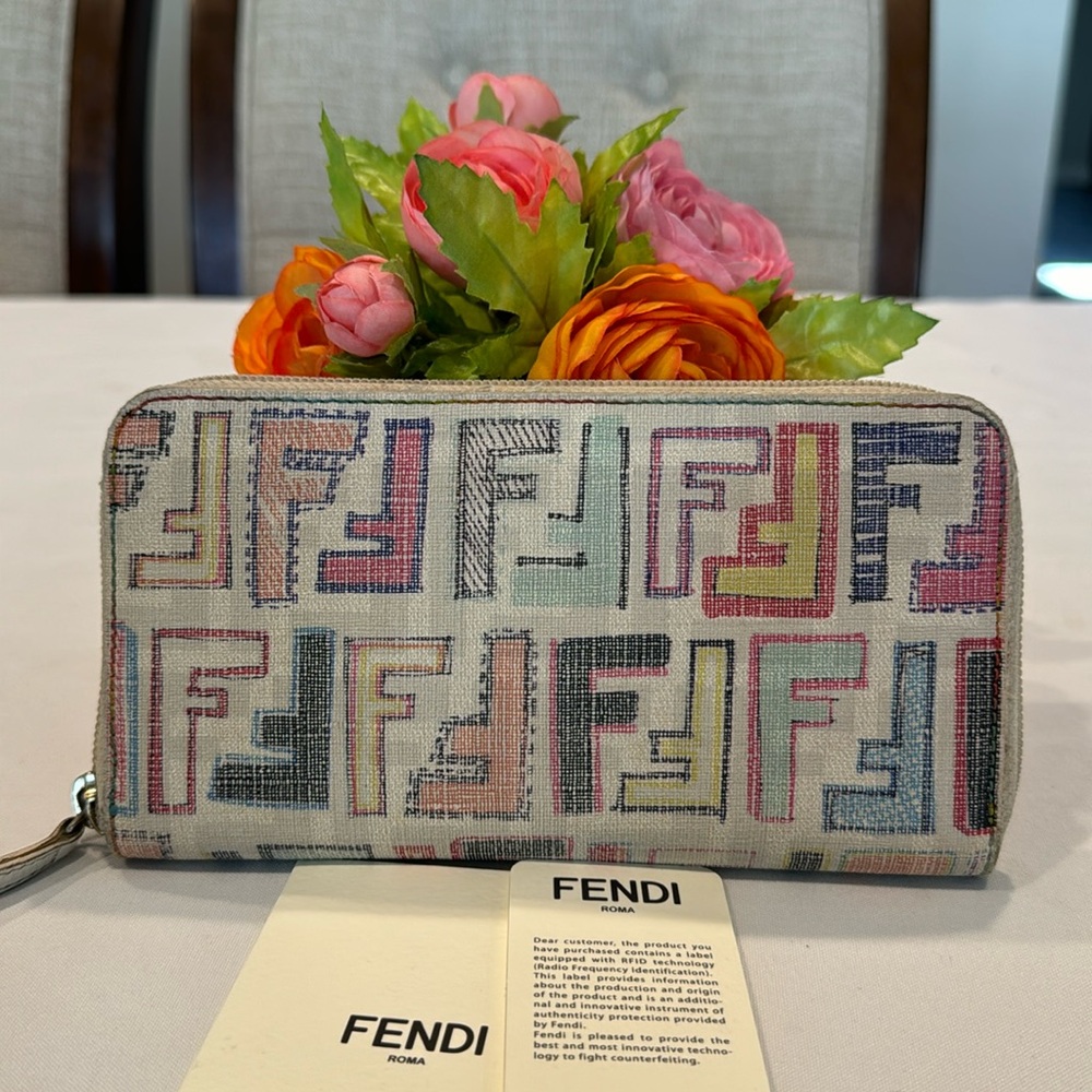 Authentic Fendi zippy wallet - Picture 2 of 11